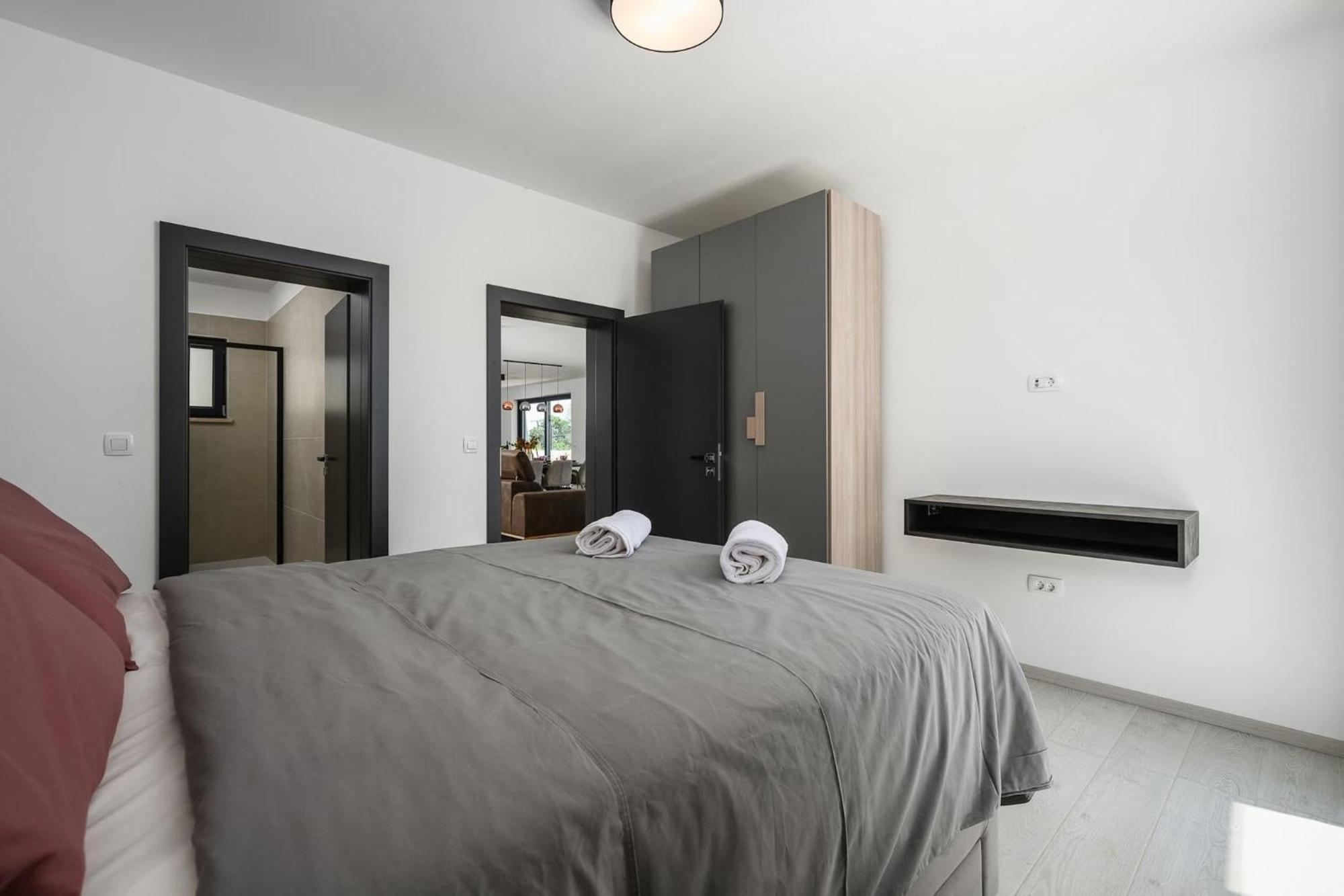 Villa De La Vie With Heated Swimming Pool Rasa Ngoại thất bức ảnh